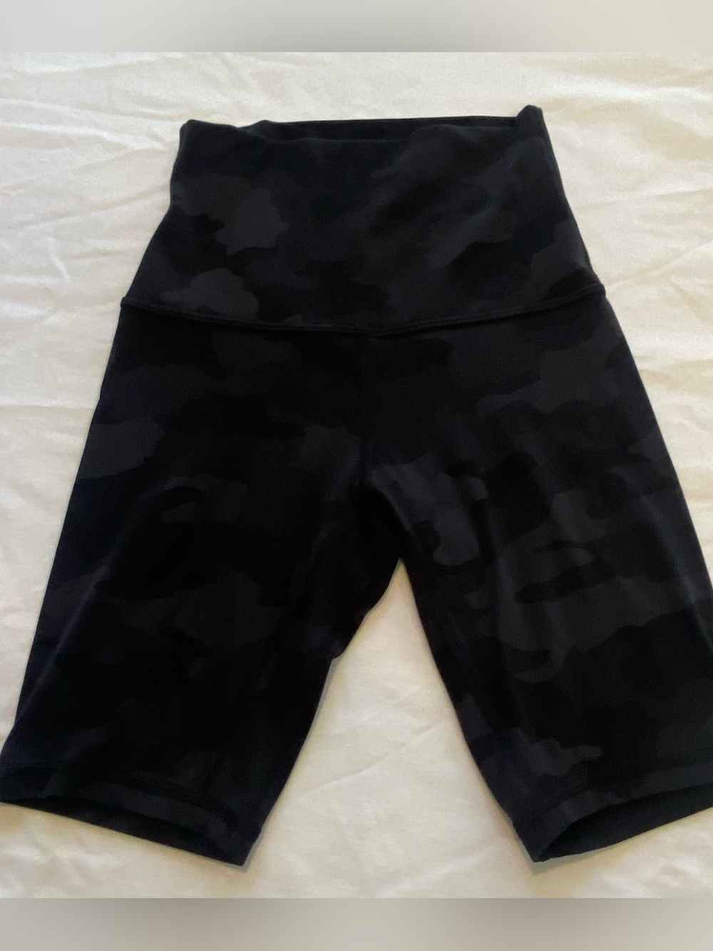 Lululemon Wunder Train High Rise Short Size 0 Black Camo.